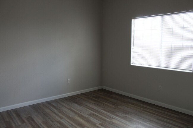 Building Photo - 2 BEDROOM 2 BATH CONDO IN NORTH LAS VEGAS