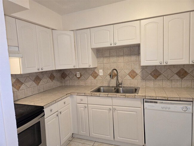 Building Photo - 1300 NW 61st Ave