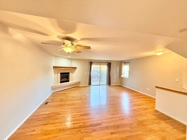 Building Photo - End- unit townhome on Hamlet!