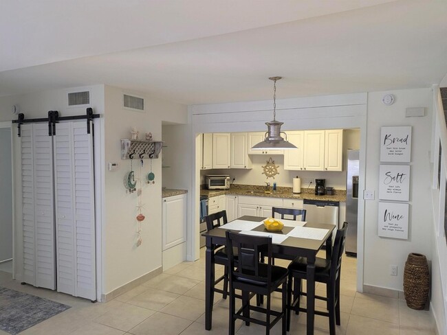 Building Photo - 1772 Gulfstream Ave