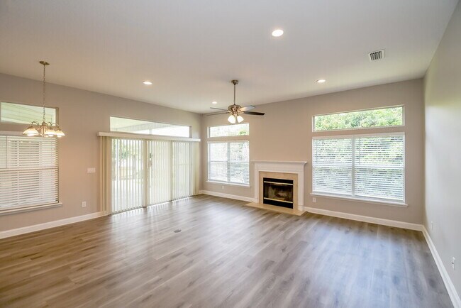 Building Photo - 672 Mandy Oaks Dr