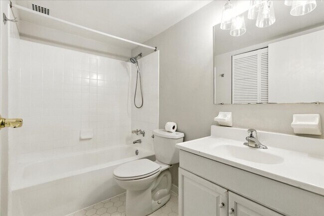 Building Photo - 1-bedroom, 1-bath condo