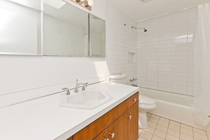 Building Photo - 588 W Hawthorn Pl