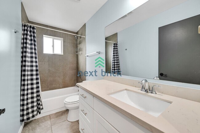 Building Photo - 4 BED & 2 BATH DUPLEX FOR RENT