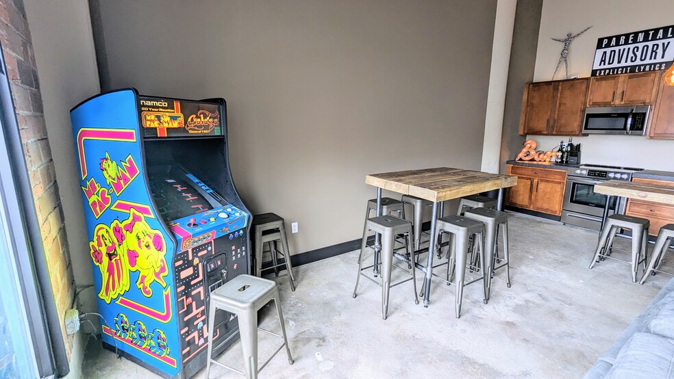 ARCADE FUN/PUB TABLE - 401 W Shoreline Dr