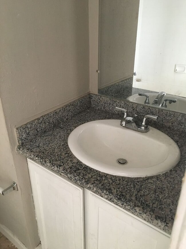 Building Photo - 3 bedroom townhouse in Southwest Area