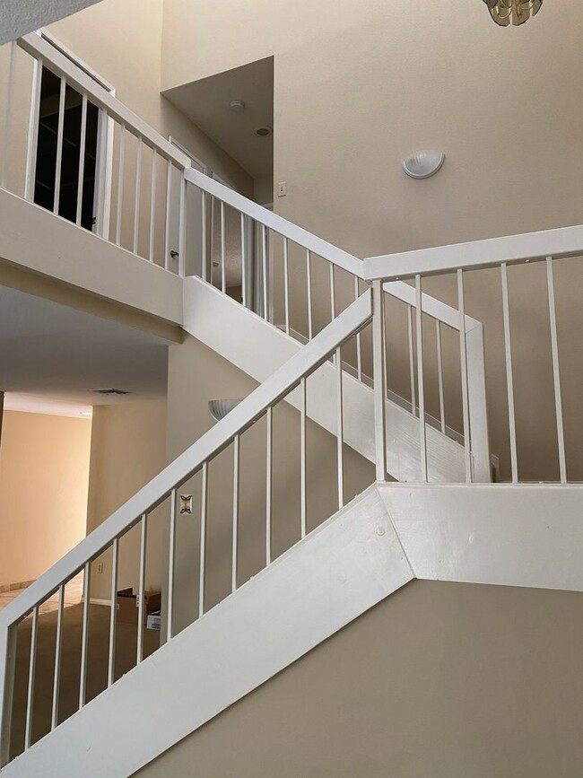 Building Photo - 3 bed, 2 1/2 bath townhome in quiet complex