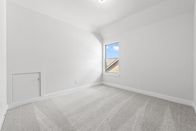 Building Photo - Two story. 4 bedrooms. 3.5 baths. Spacious...