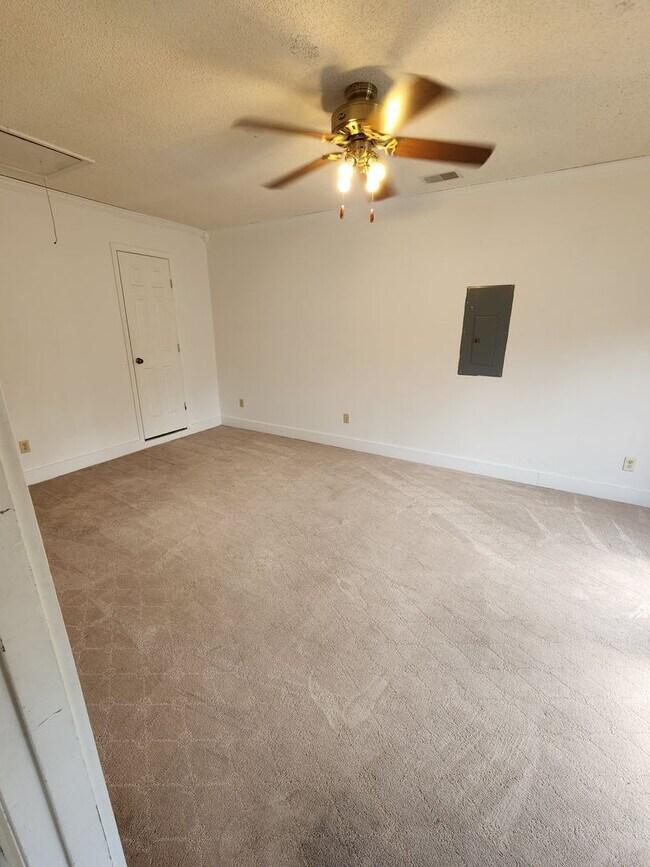Building Photo - 1102 Tomahawk Trail