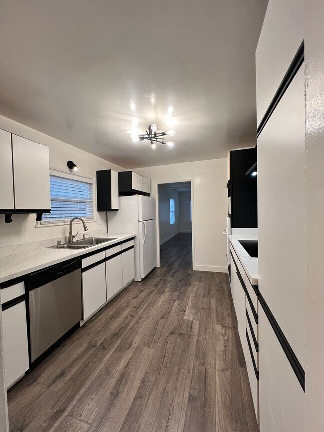 Building Photo - Coombs