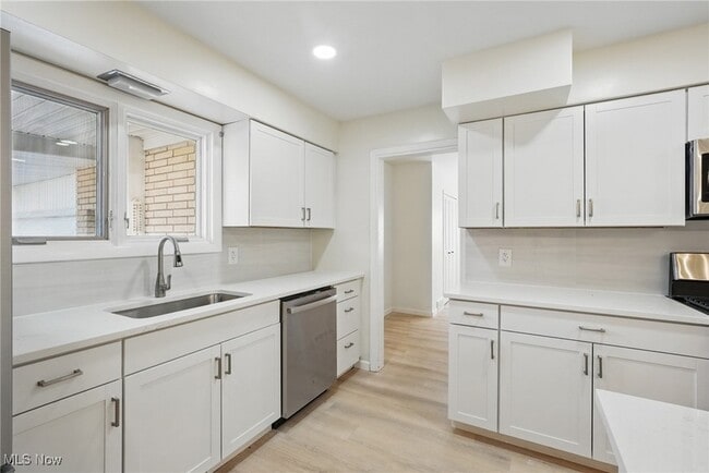 Building Photo - 33115 Ledge Hill Dr