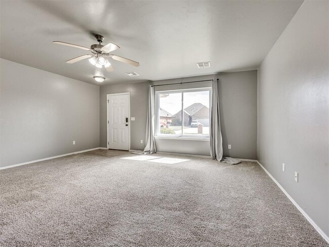 Building Photo - 609 E Linden Ln