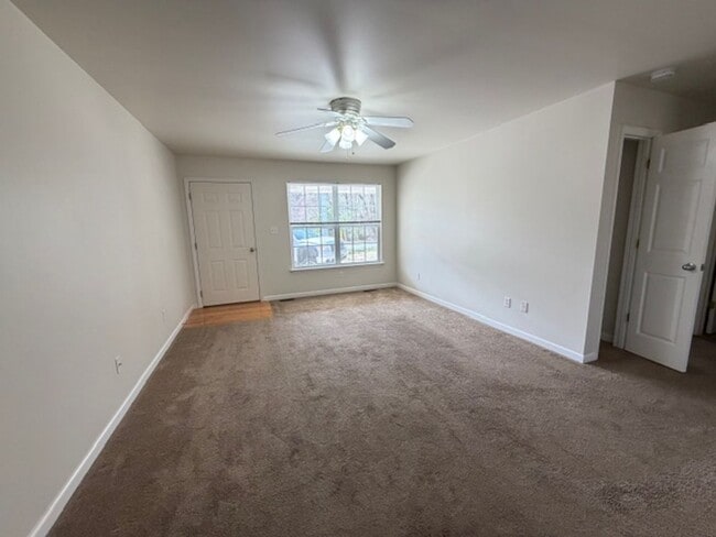 Building Photo - Well Maintained 2 Bedroom 2 Bath Duplex with Garage