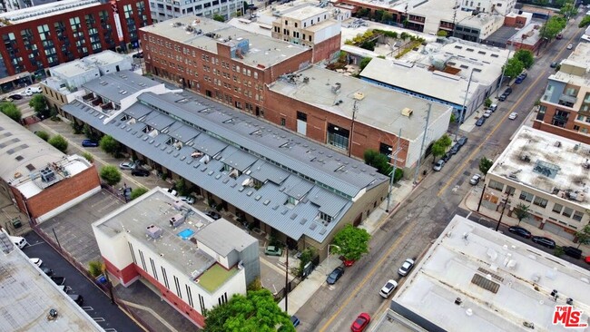 Building Photo - 940 E 2nd St