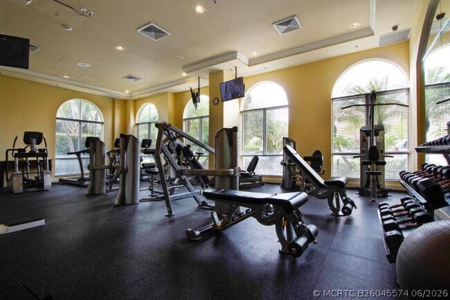 Building Photo - 616 Clearwater Park Rd