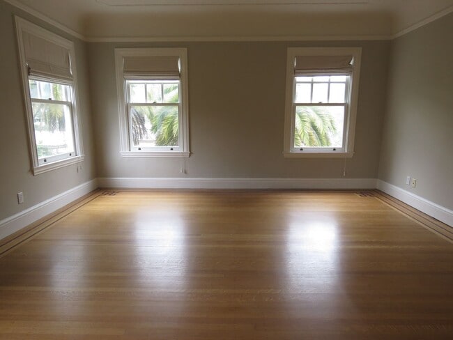 Building Photo - Elegant 4 bedroom House  with bonuses