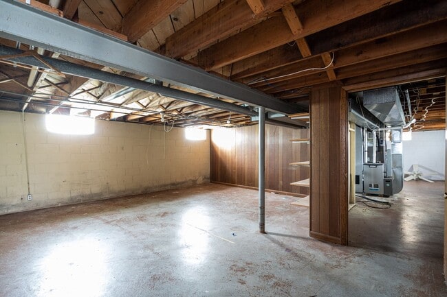 Building Photo - Spacious 3 Bedroom 1Bath Lower Duplex in P...