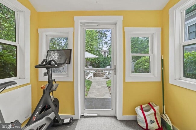 Building Photo - 102 E Linden St