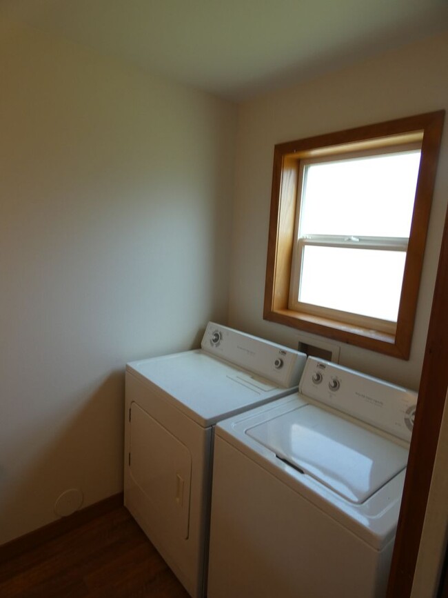 Building Photo - APPLICATION PENDING - Quiet living close t...
