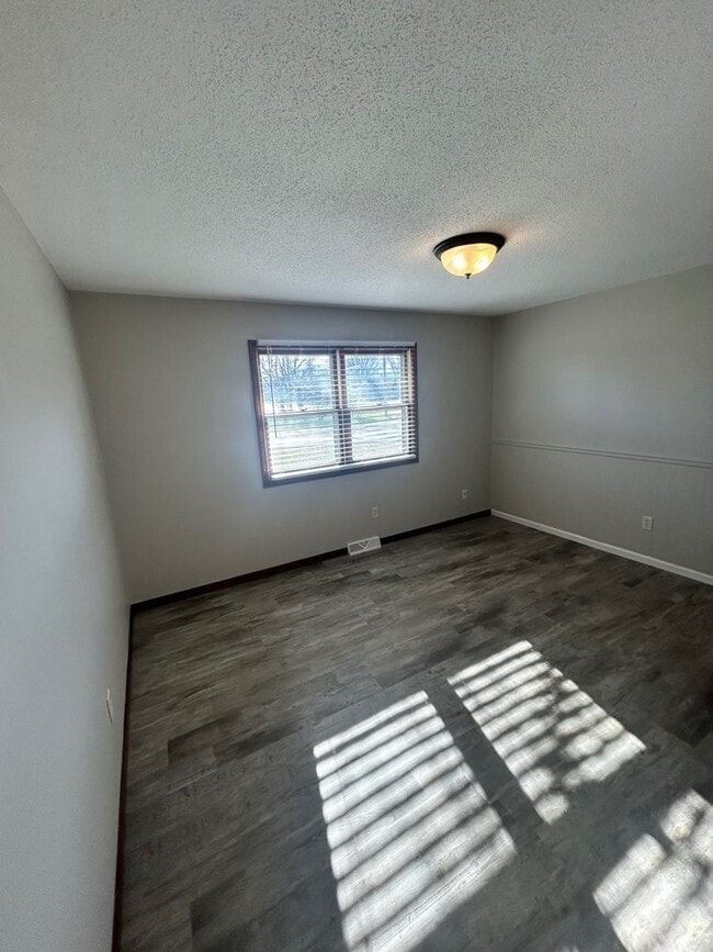 Building Photo - 7615 Walnut Ave