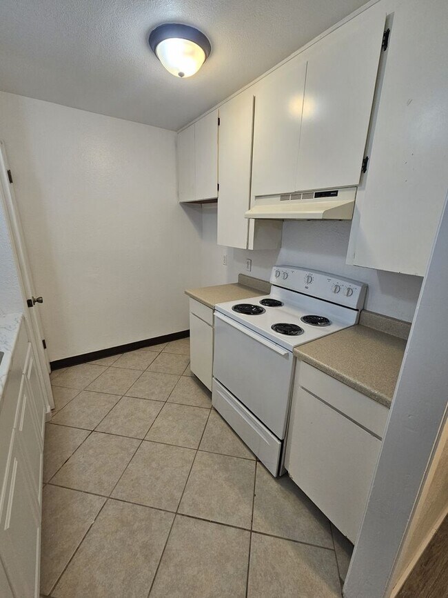 Building Photo - Downstairs 1 Bedroom 1 Bath Apartment in Orland!