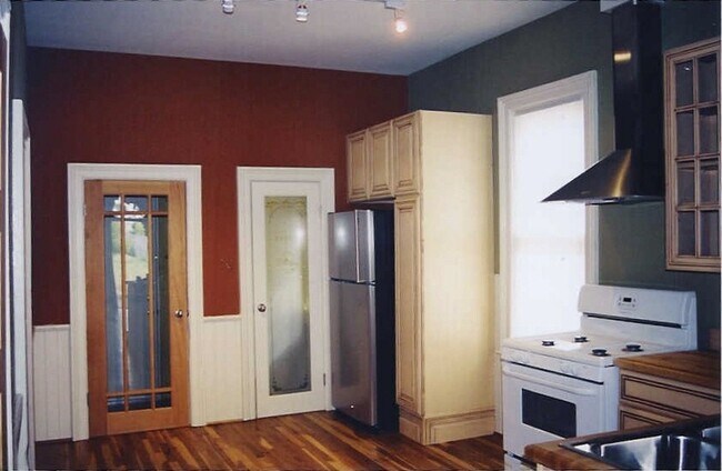 Building Photo - Darling 2br/1bath bungalow!