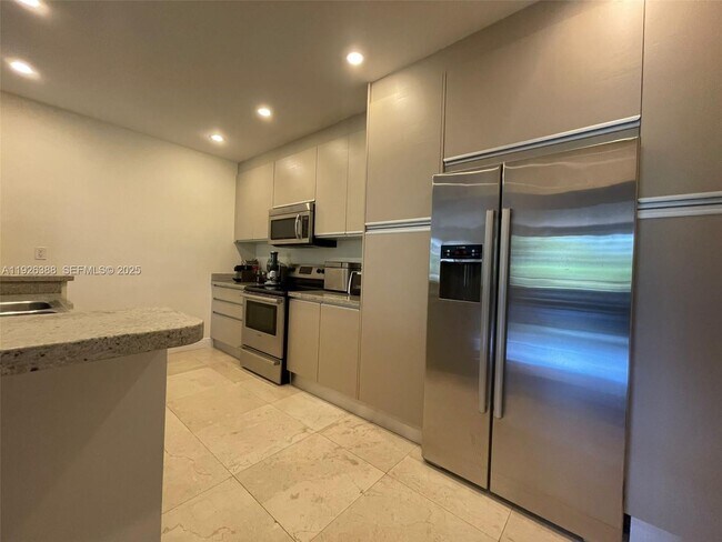 Building Photo - 251 Crandon Blvd