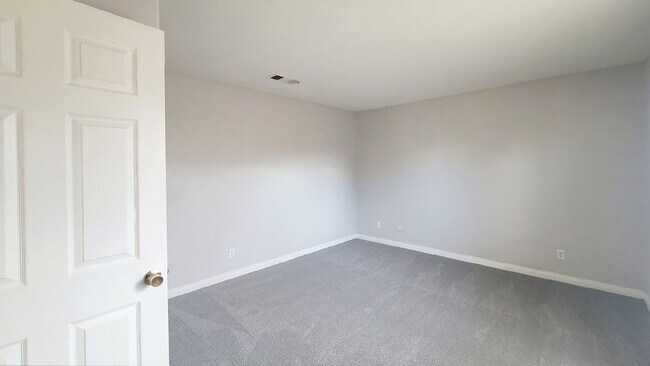 Building Photo - 7553 Dry Creek Ave