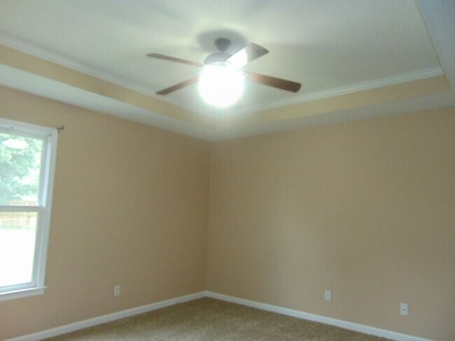 Building Photo - 3 Bedroom 2 Bathroom Home