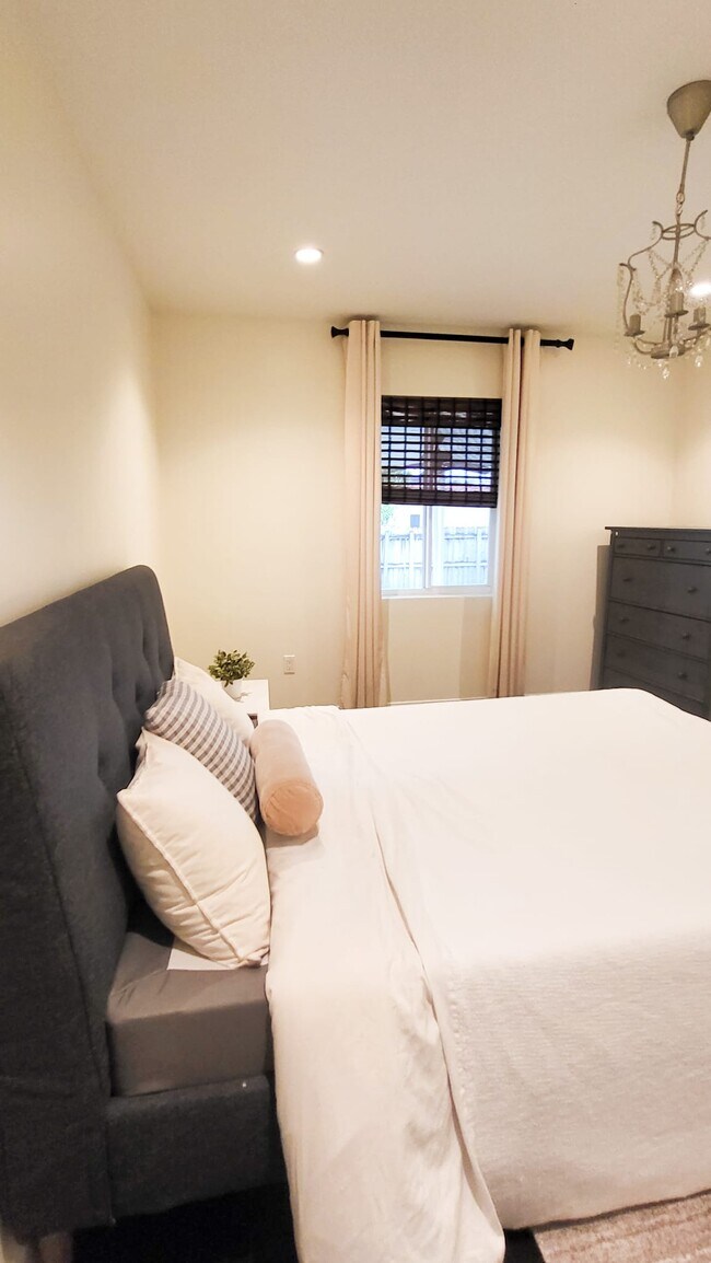 Building Photo - 4000 NW 4th Terrace