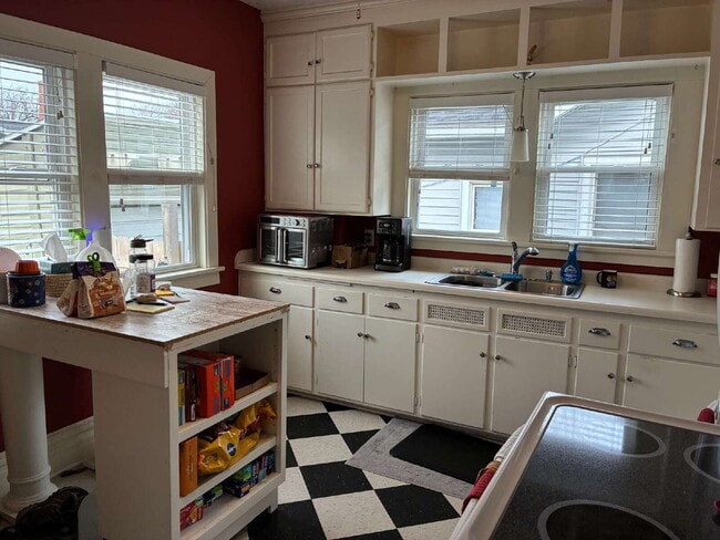 Building Photo - 4 Bed 1.5 Bath Off State Street Available June 1st!