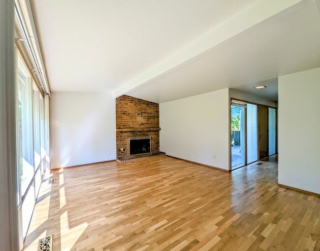 Building Photo - 3Bd/1.5Ba Kenmore House