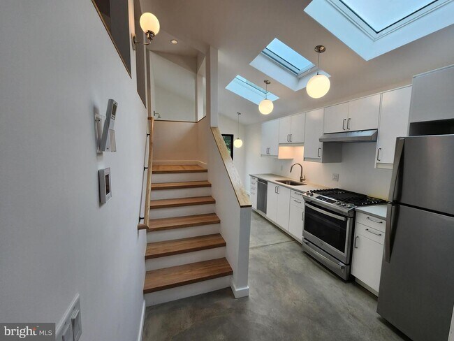 Building Photo - 1048 Prospect St