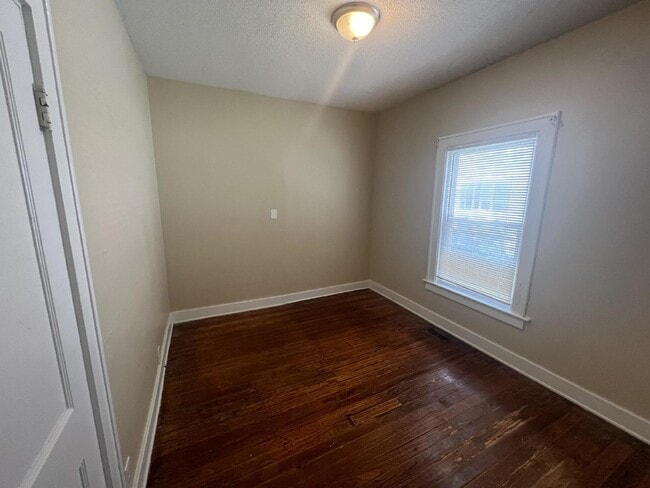 Building Photo - 3 Bedroom/1 Bath Home
