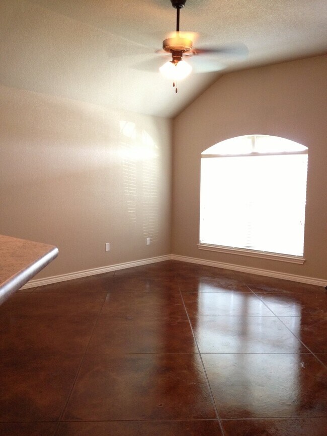 Building Photo - 617 Paseo del Plata Dr