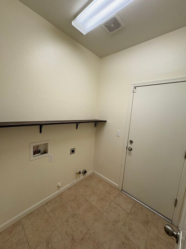 Building Photo - Immaculate NW Visalia home for rent!