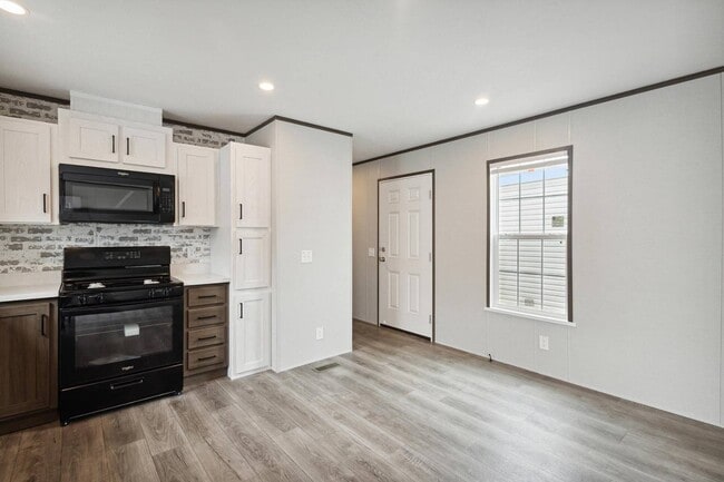 Building Photo - 10 Benjamin Ln