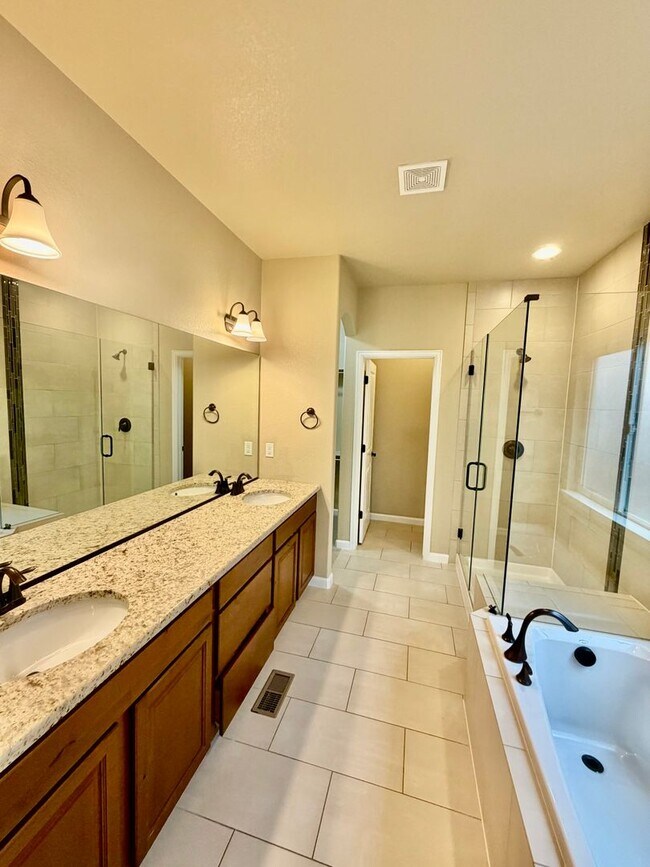 Building Photo - Renovated Milliken Home!