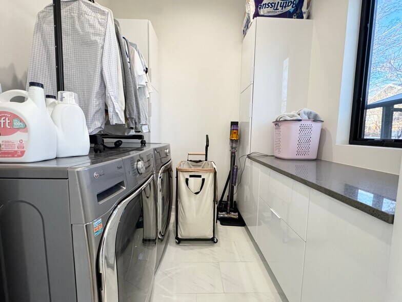 Building Photo - 4732 Mercier St