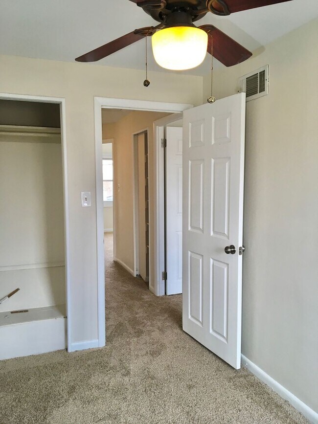 Building Photo - Charming 3 Bedroom/1 Bathroom Townhome in Dundalk, MD!