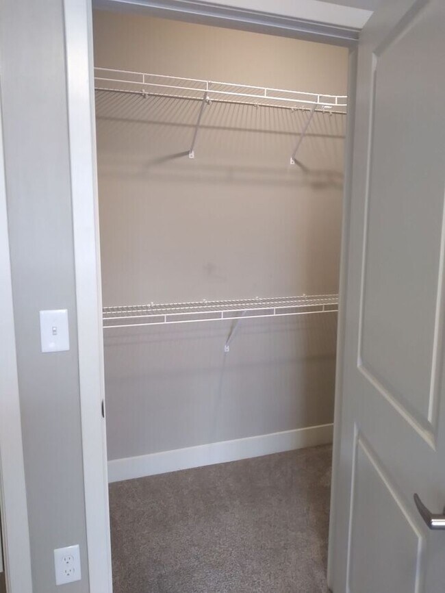 Building Photo - 2 Bedroom Luxury Apartment in the Northland of KCMO
