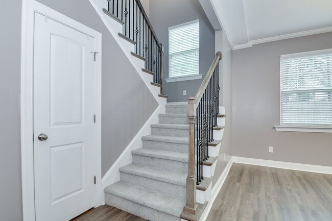Building Photo - Updated 4 Bedroom 2.5 Bath