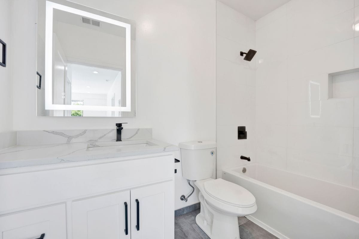 Building Photo - 4350 W Lawrence Ave