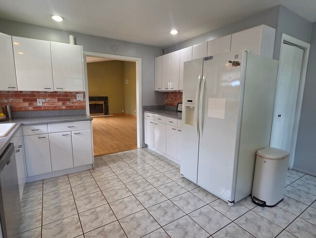 Building Photo - 8418 W Crain St