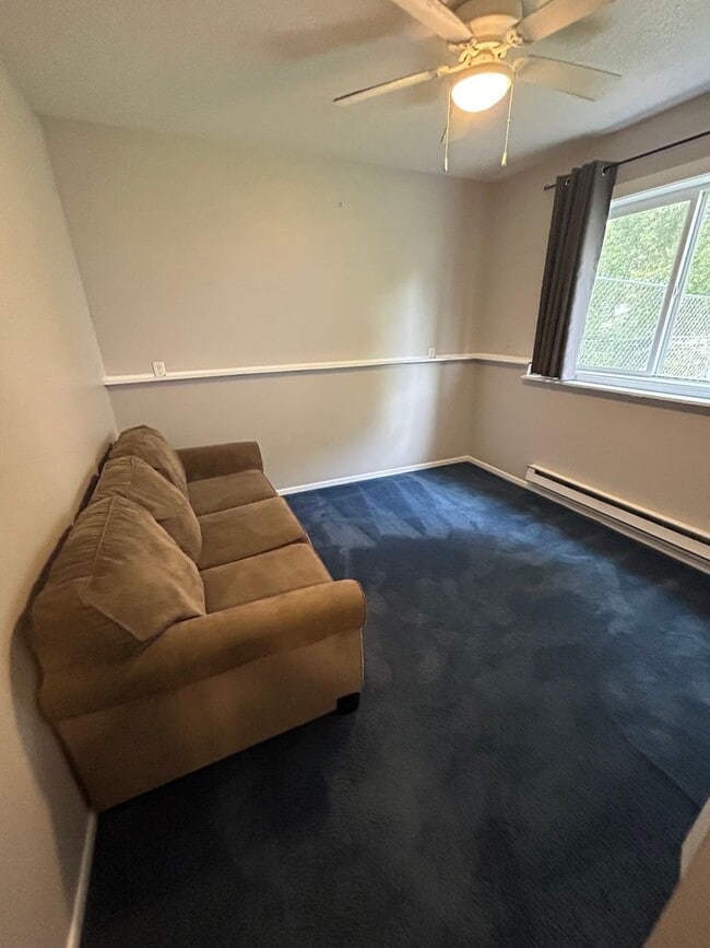 Building Photo - 3 Bedroom 1 3/4 Bathroom In Norwalk