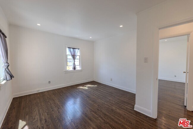 Building Photo - 1067 S Sycamore Ave