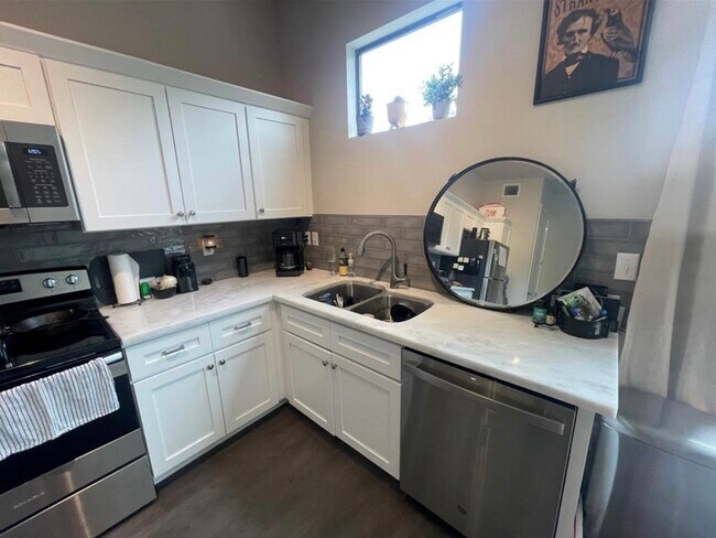 Building Photo - 2727 Houston Ave