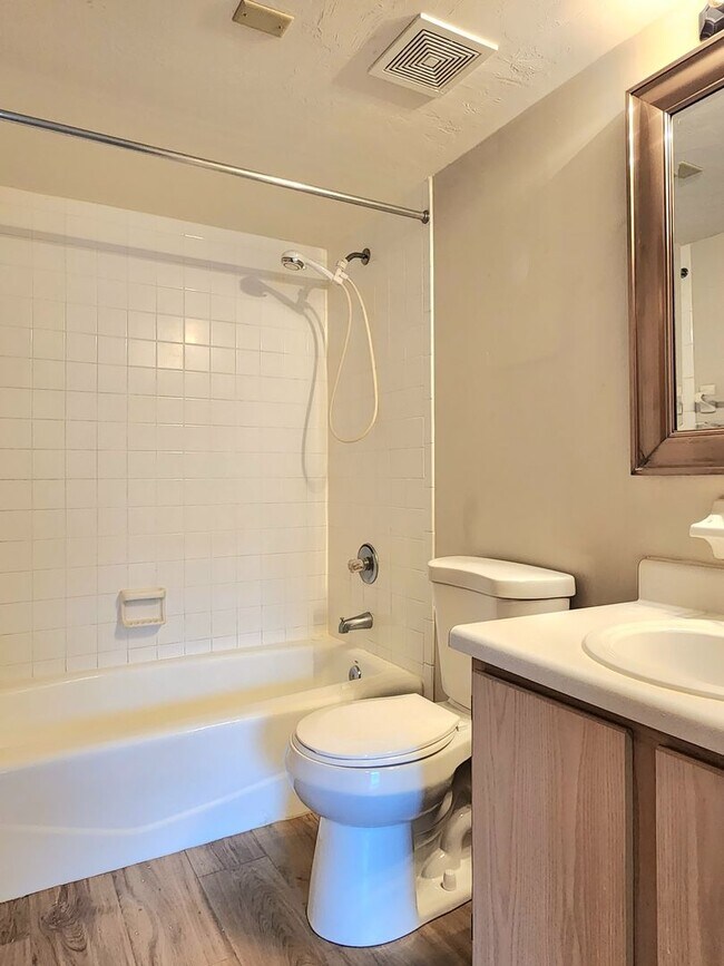 Building Photo - 1 bedroom 1 bathroom condo, 2nd floor