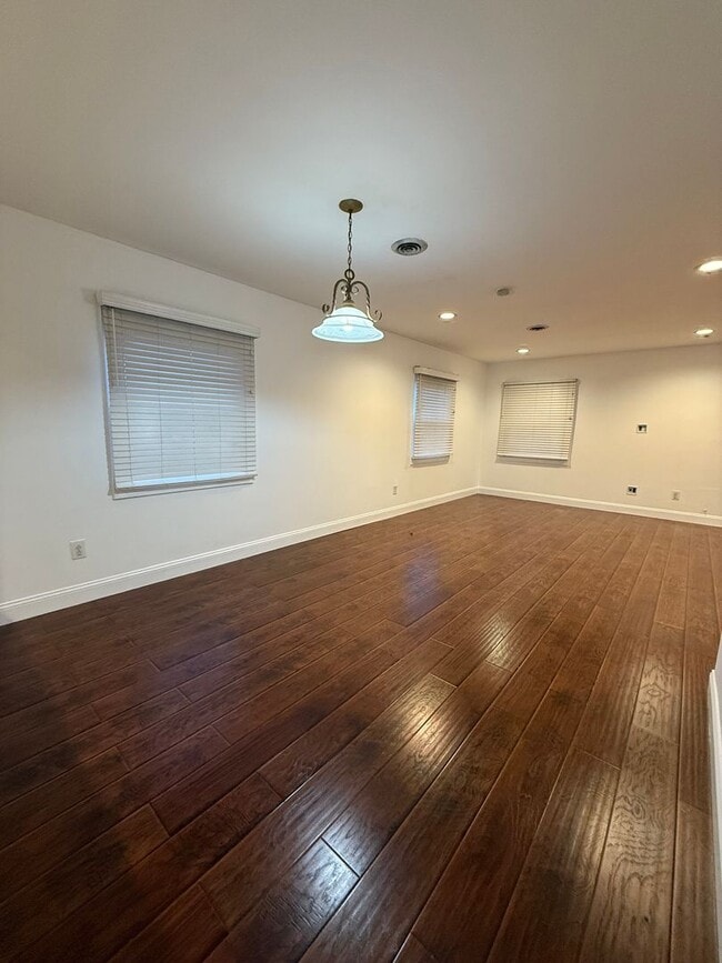 Building Photo - 25 Pembrook Ln