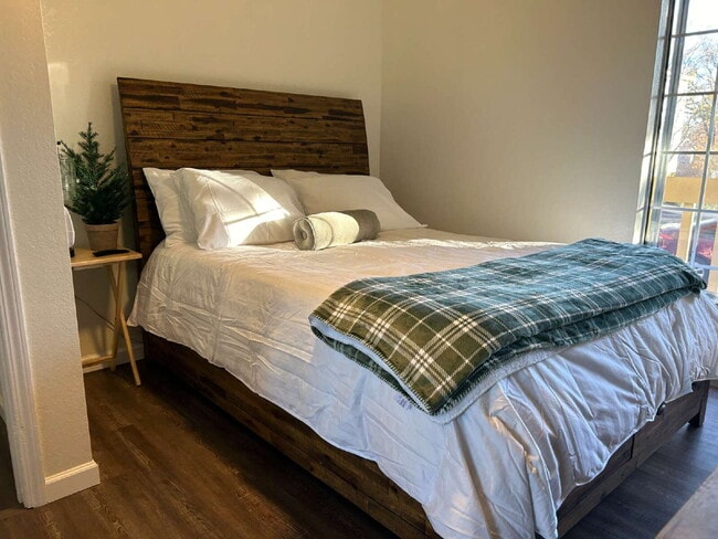 Building Photo - 2 bedroom downtown condo next to the Hospi...